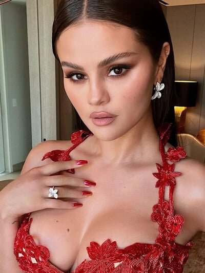 unghie rosse invernali selena gomez